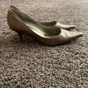 Timeless Nine West kitten heels in Taupe